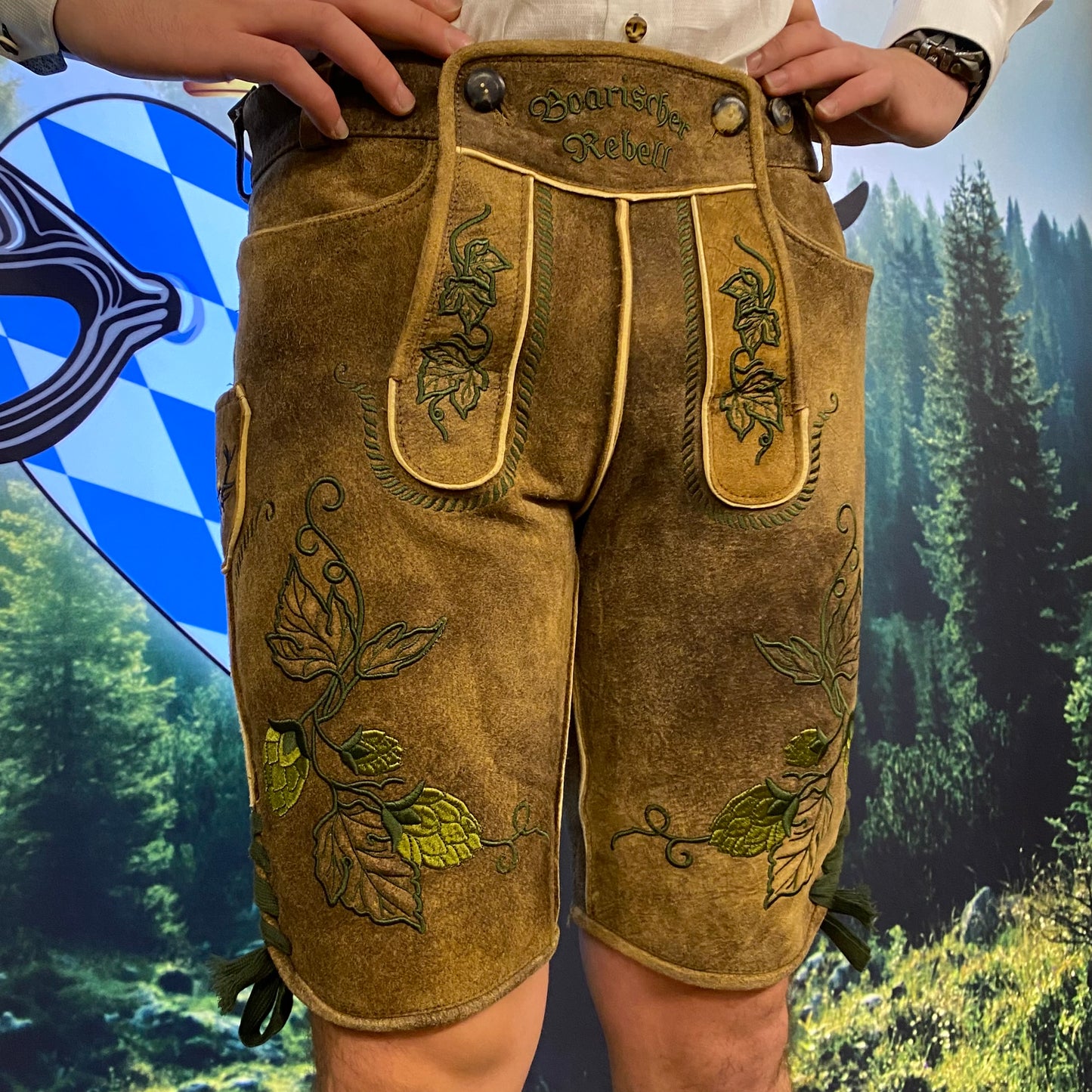 Herren Lederhose Hopfen Hellbraun mit grünen Bändern