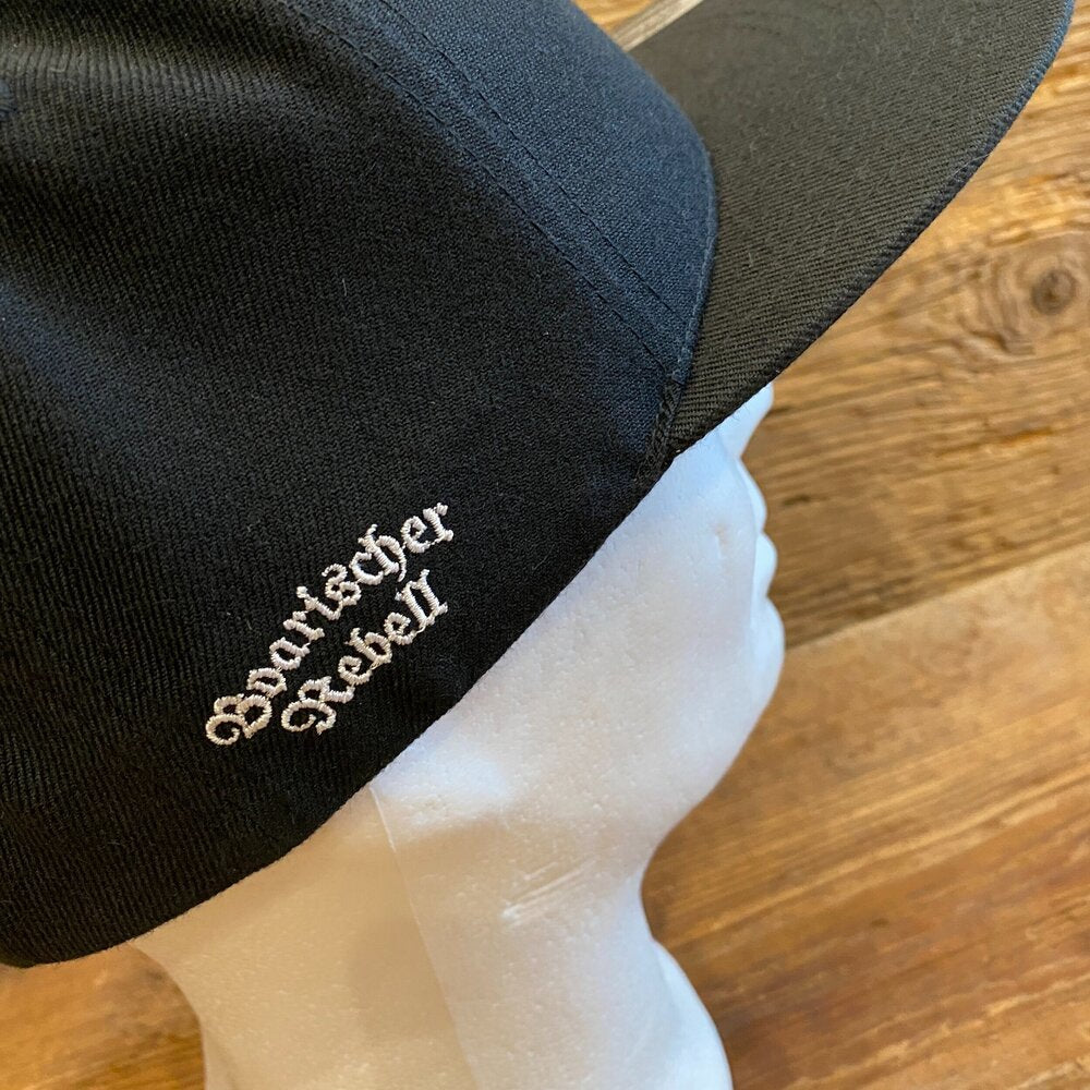 Snapback Boarischer Rebell Schwarz Logo